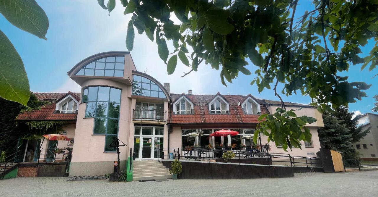 Hotel Colchi Unicov ภายนอก รูปภาพ